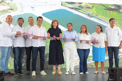 Vicepresidenta Raquel Peña y Wellington Arnaud, director ejecutivo del INAPA, inauguran sistema de alcantarillado sanitario de Villa Riva, provincia Duarte