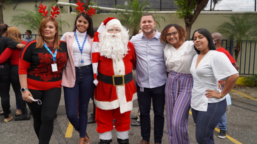 Colaboradores del INAPA dan la bienvenida a la Navidad