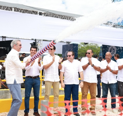 ¡Otra promesa cumplida! Presidente Luis Abinader y Wellington Arnaud, director del INAPA, inauguran acueducto de Cabo Rojo, Pedernales