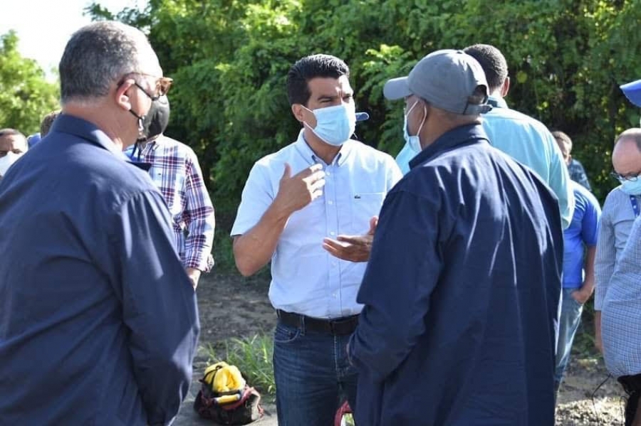 Wellington Arnaud inspecciona sistemas de agua potable y alcantarillados en El Seibo
