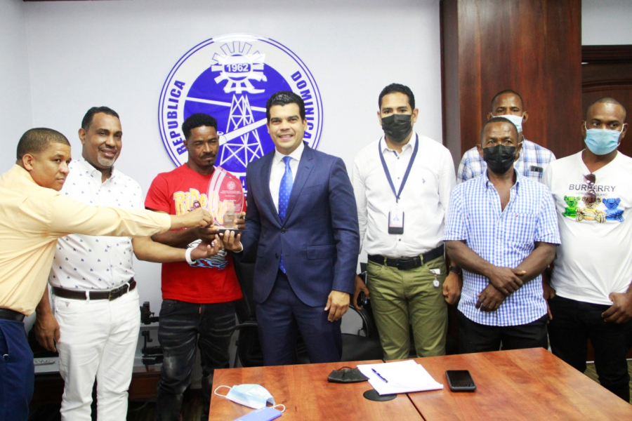 Director ejecutivo entrega placa de reconocimiento a rescatista del incidente en Azua