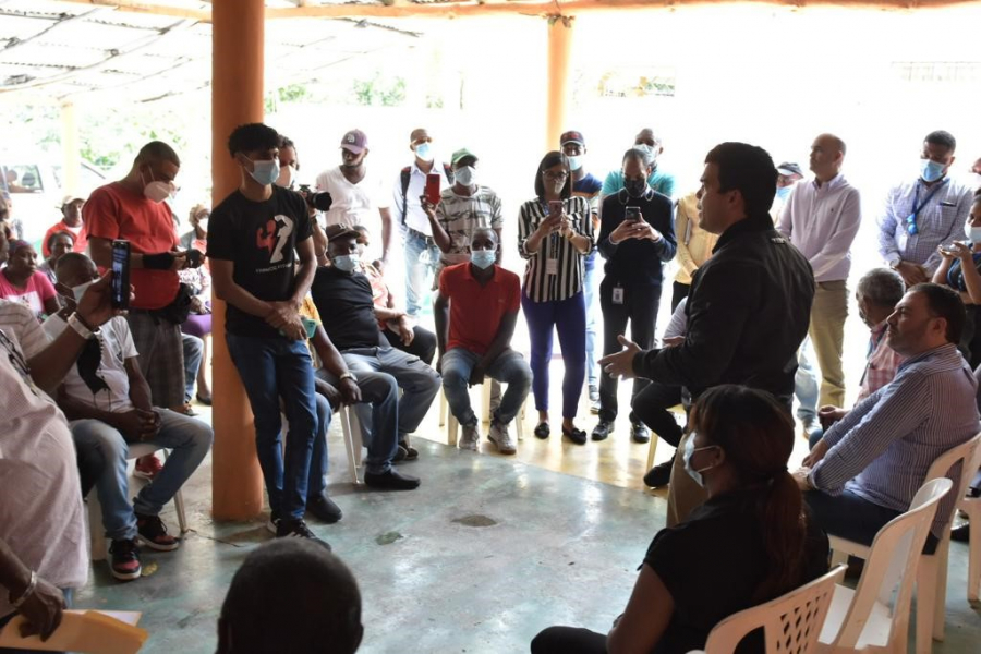 Wellington Arnaud garantiza agua potable  a  residentes de Estebania, San Cristóbal