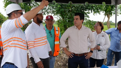 Wellington Arnaud se reúne con contratistas para pasar balance a construcción alcantarillado sanitario Licey al Medio, provincia Santiago