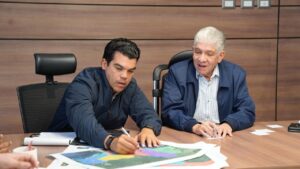 El ministro de Obras Públicas, Eduardo Estrella, y el director ejecutivo del Instituto Nacional de Aguas Potables y Alcantarillados (INAPA), Wellington Arnaud, conversan sobre los trabajos a realizar por ambas entidades.