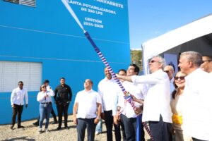 Presidente Luis Abinader y Wellington Arnaud, director del Inapa, abren el grifo para dejar inaugurado el anhelado acueducto de Navarrete.