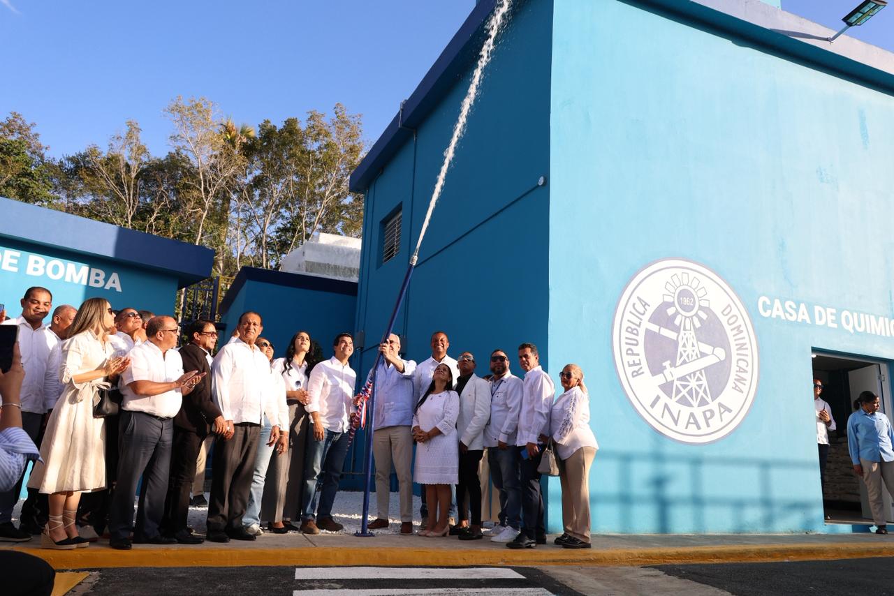 Presidente Luis Abinader y Wellington Arnaud, director ejecutivo del INAPA inauguran acueducto de Monción