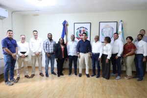 Wellington Arnaud, director del INAPA, junto a los miembros de la comisión de veeduría para saneamiento en Boca Chica