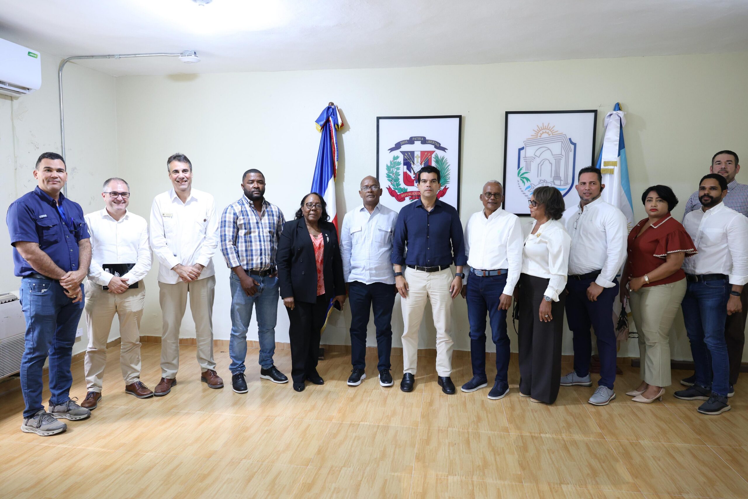 Wellington Arnaud, director del INAPA, junto a los miembros de la comisión de veeduría para saneamiento en Boca Chica