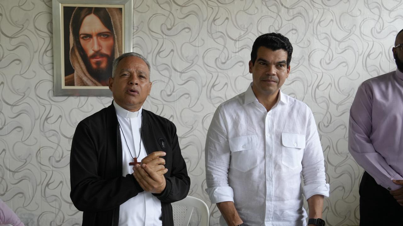 Wellington Arnaud, director del INAPA, junto al Padre Chelo, quien preside el comité de veeduría alcantarillado de Tenares, provincia Hermanas Mirabal.