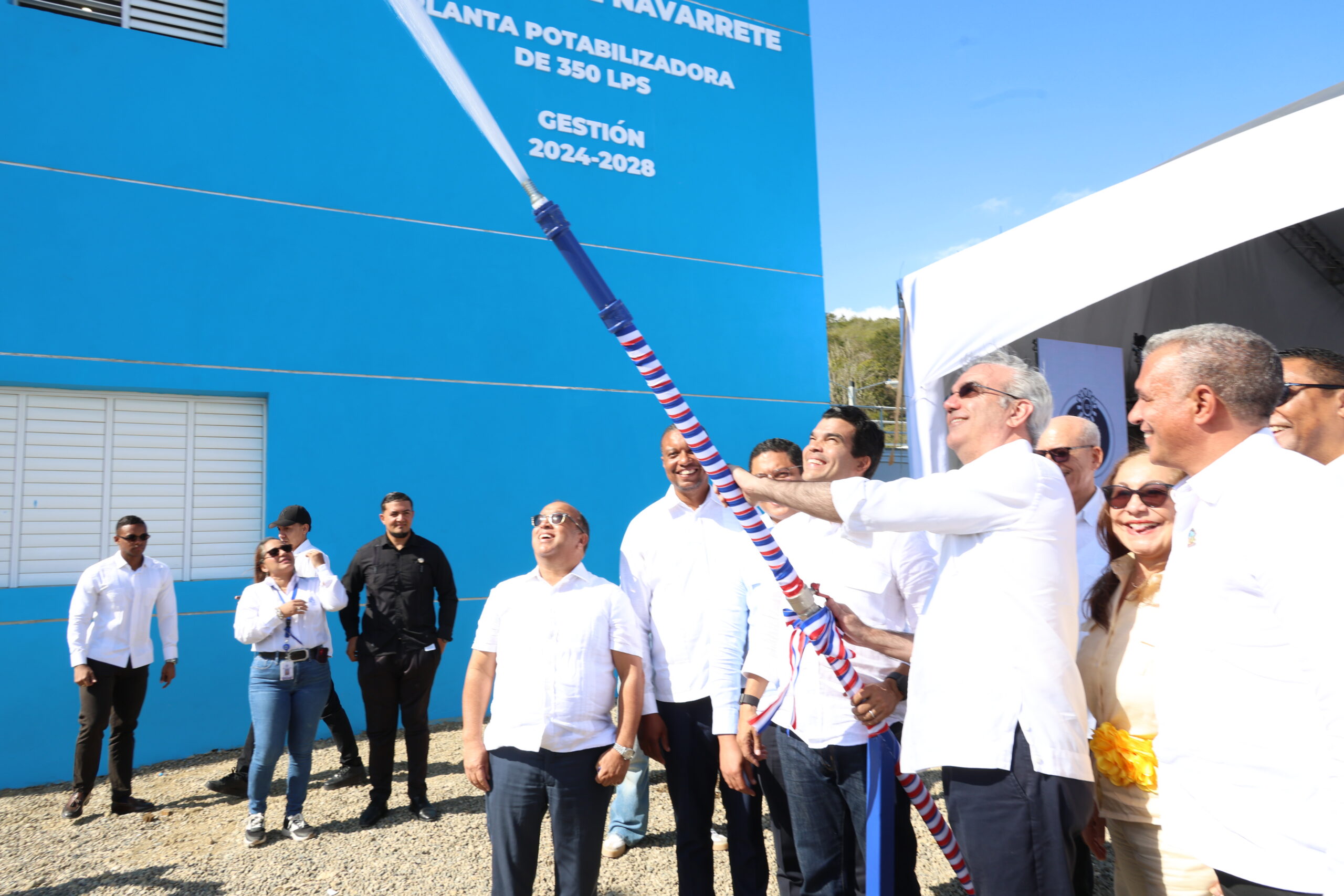 Presidente Luis Abinader y Wellington Arnaud, director del Inapa, dejan inaugurado el anhelado acueducto de Navarrete