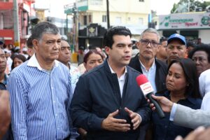El director ejecutivo del INAPA, Wellington Arnaud, ofrece declaraciones a la prensa durante el recorrido por el sector Enriquillo de Herrera, Santo Domingo Oeste.
