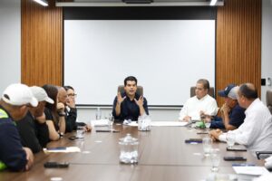 El director ejecutivo del INAPA, Wellington Arnaud, socializa con el comité de veeduría sobre los avances de esta importante obra esperada por décadas.