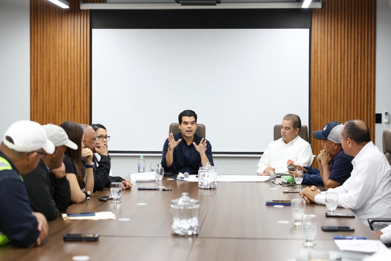 El director ejecutivo del INAPA, Wellington Arnaud, socializa con el comité de veeduría sobre los avances de esta importante obra esperada por décadas.