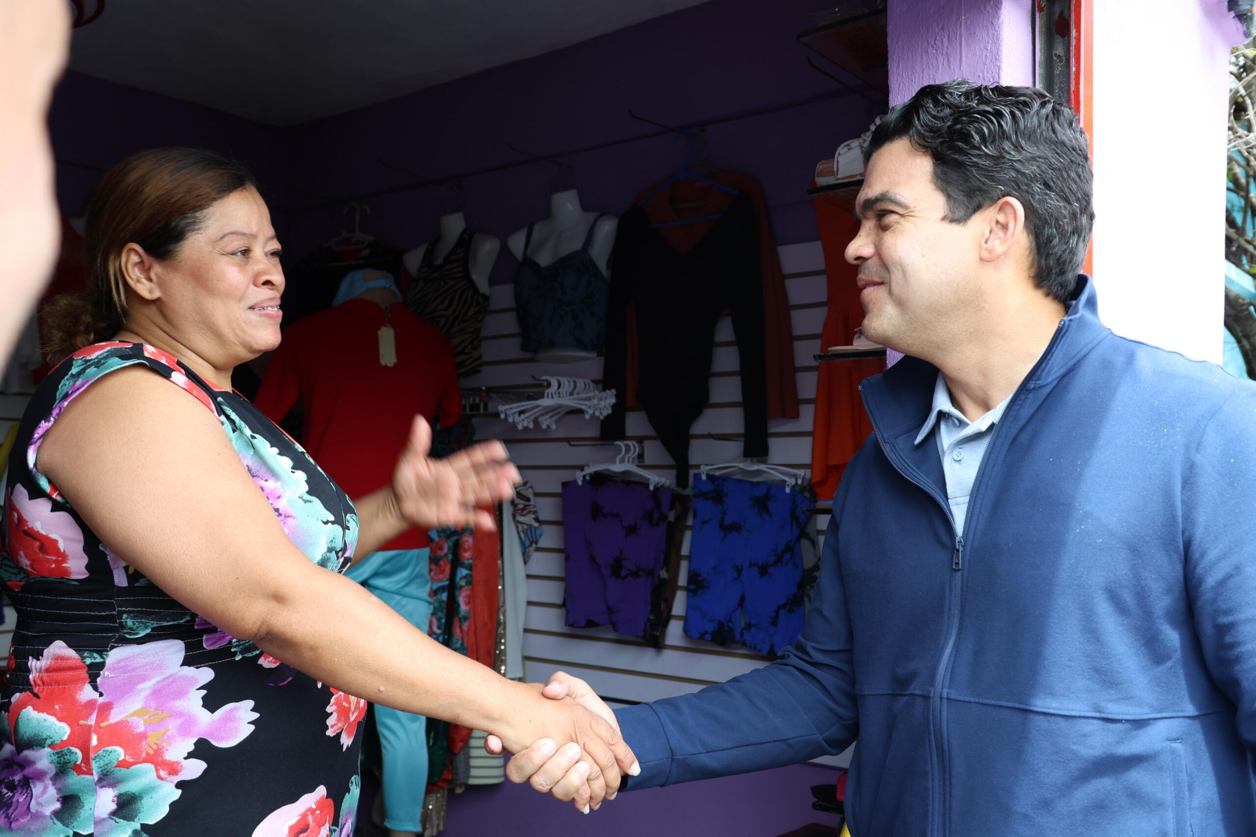 El director ejecutivo del INAPA, Wellington Arnaud, conversa con los residentes del lugar, quienes manifestaron su gran satisfacción por recibir un servicio eficaz.