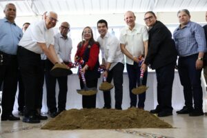 Wellington Arnaud, director del INAPA, junto autoridades de la zona, deja iniciados los trabajos del sistema de drenaje pluvial del sector Villa María, en el municipio de Santiago