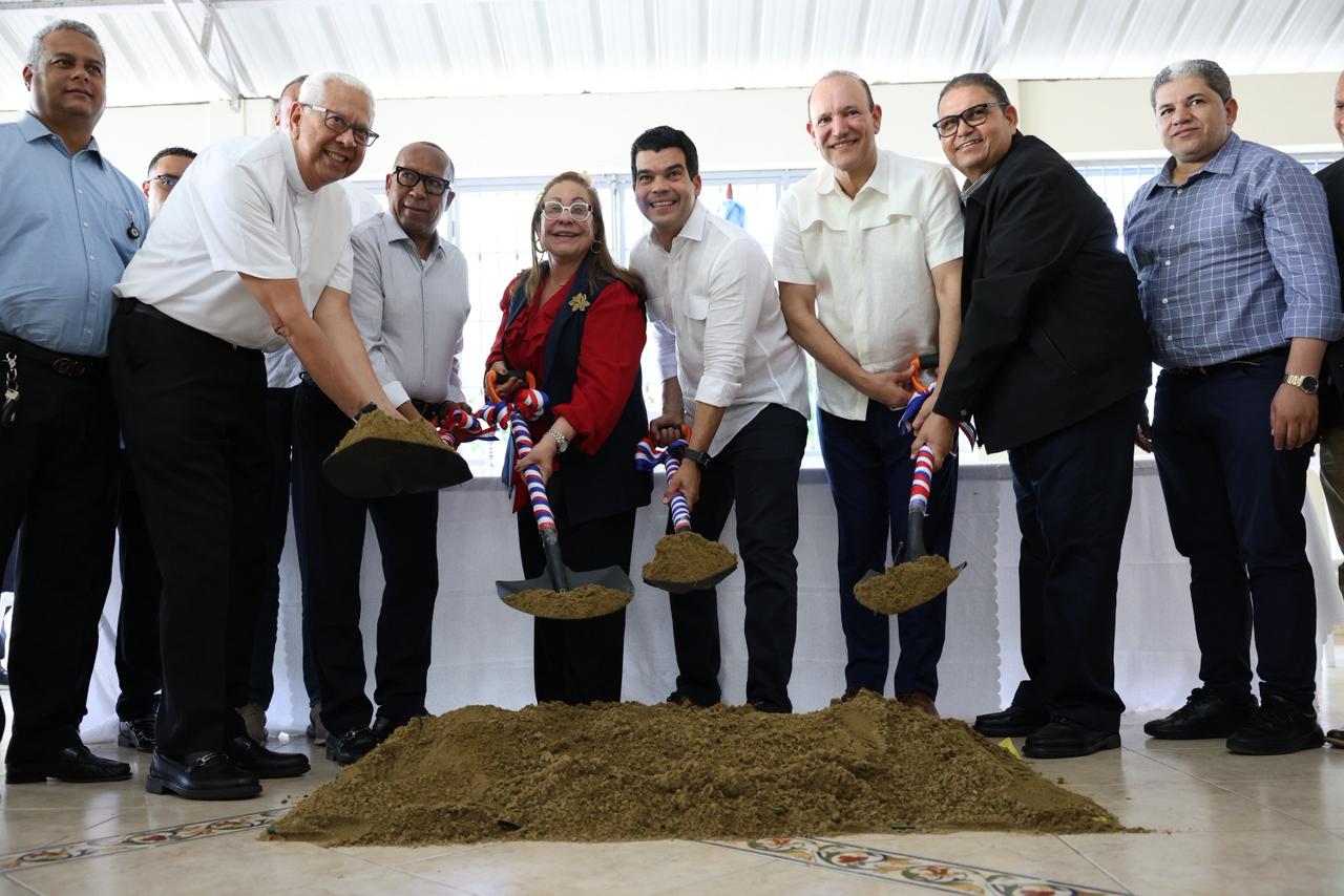 Wellington Arnaud, director del INAPA, junto autoridades de la zona, deja iniciados los trabajos del sistema de drenaje pluvial del sector Villa María, en el municipio de Santiago