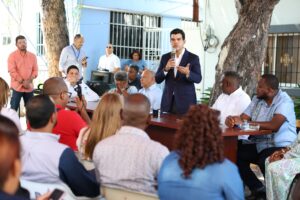 Wellington Arnaud, director del INAPA, durante la presentación del proyecto de saneamiento de la cañada La Pava, a los munícipes, empresarios y autoridades del municipio Nizao, provincia Peravia,