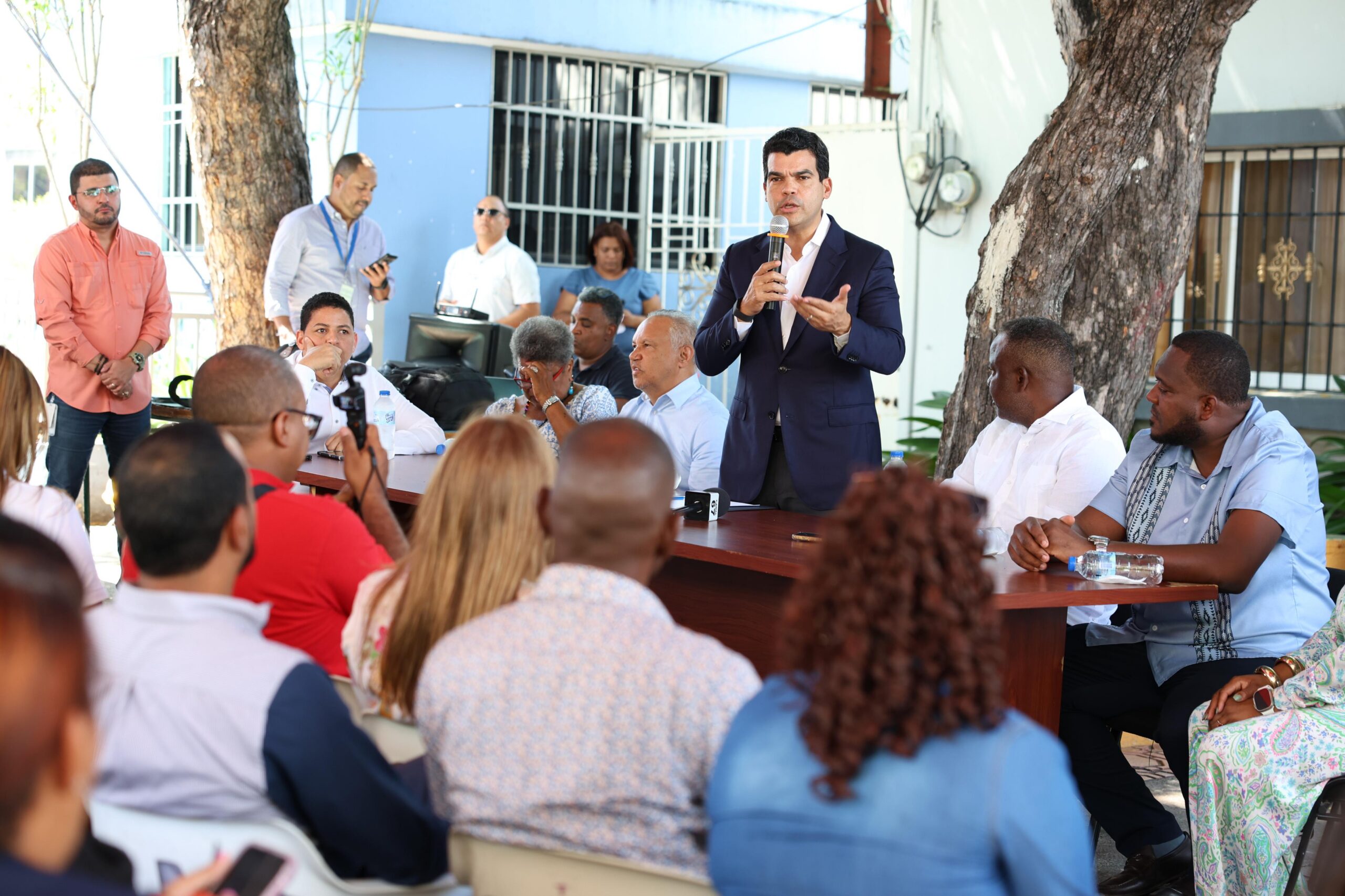 Wellington Arnaud, director del INAPA, durante la presentación del proyecto de saneamiento de la cañada La Pava, a los munícipes, empresarios y autoridades del municipio Nizao, provincia Peravia,