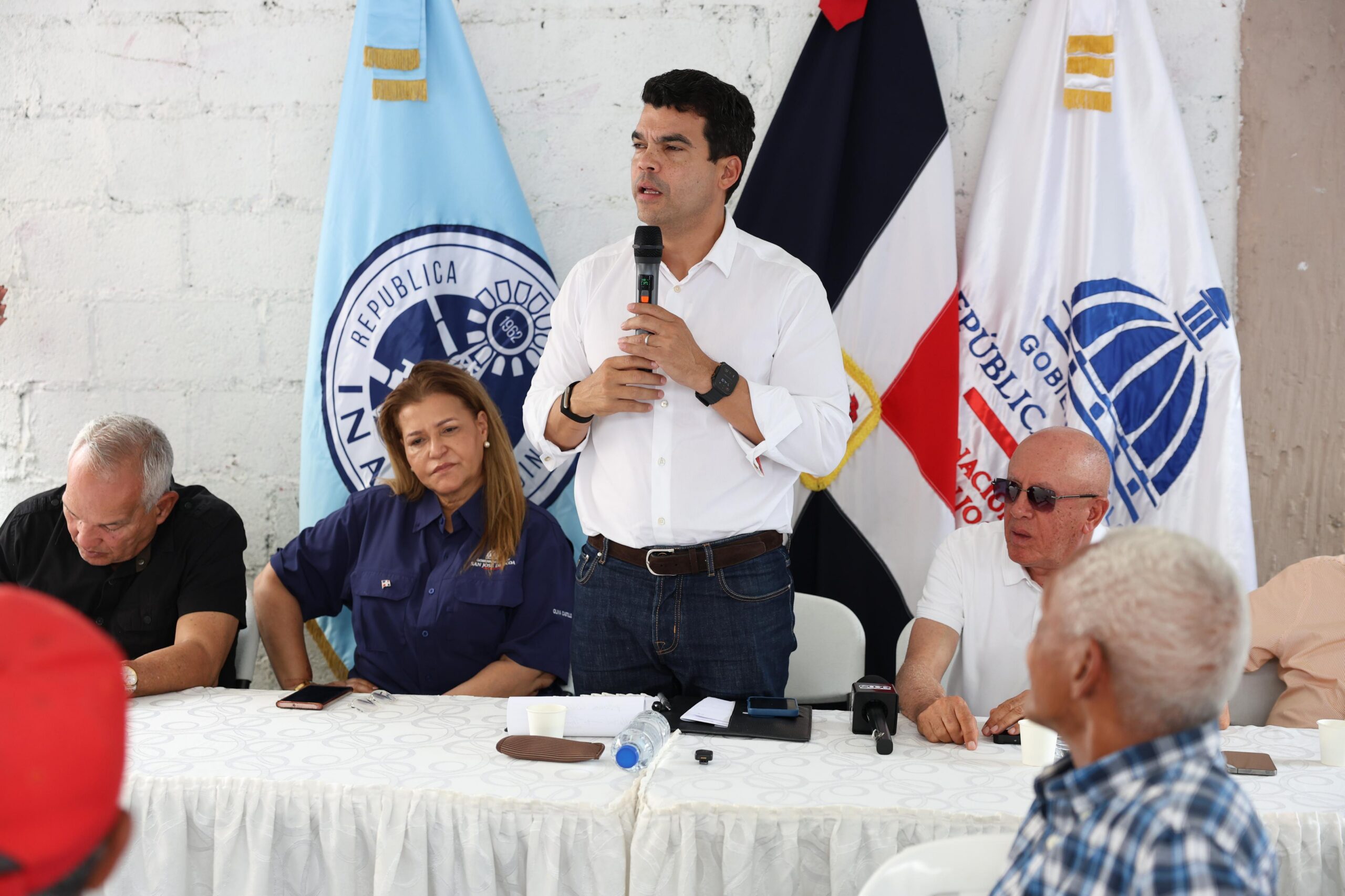 El director del INAPA, Wellington Arnaud, conversa con líderes comunitarios de los municipios San José de Ocoa y Sabana Larga, donde informó que el acueducto será inaugurado el próximo domingo, dando respuesta a un reclamo de más de 70 años.