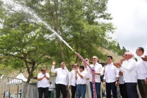 El presidente Luis Abinader junto al director ejecutivo del INAPA, Wellington Arnaud, abren el grifo para dejar inaugurado el acueducto múltiple San José de Ocoa-Sabana Larga, que beneficiará a 56,918 habitantes.