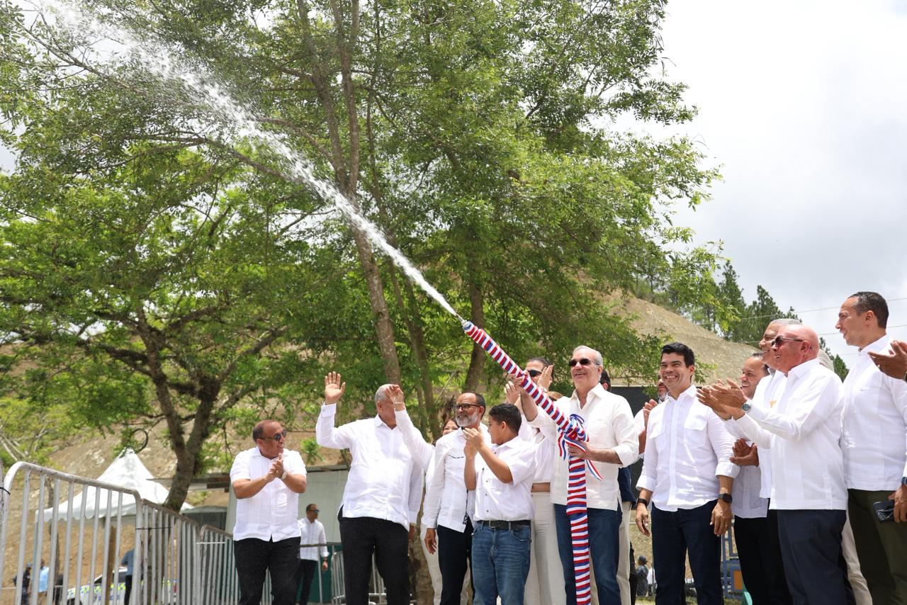 El presidente Luis Abinader junto al director ejecutivo del INAPA, Wellington Arnaud, abren el grifo para dejar inaugurado el acueducto múltiple San José de Ocoa-Sabana Larga, que beneficiará a 56,918 habitantes.