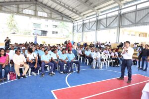El director ejecutivo del INAPA, Wellington Arnaud, socializa con los estudiantes de primero a sexto curso de secundaria del municipio de Boca Chica.