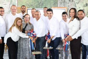 El director ejecutivo del INAPA, Wellington Arnaud, en el primer palazo para la construcción del nuevo acueducto de San José de las Matas, provincia Santiago, obra esperada por más de 50 años por sus munícipes.