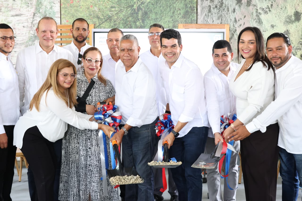El director ejecutivo del INAPA, Wellington Arnaud, en el primer palazo para la construcción del nuevo acueducto de San José de las Matas, provincia Santiago, obra esperada por más de 50 años por sus munícipes.