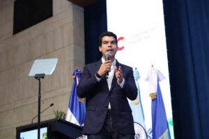 El director ejecutivo del INAPA, Wellington Arnaud, se dirige a los presentes durante su participación en el panel «Saneamiento rural para la vida: gestión inclusiva, sostenible y resilente», en el segundo día de LatinoSan2026