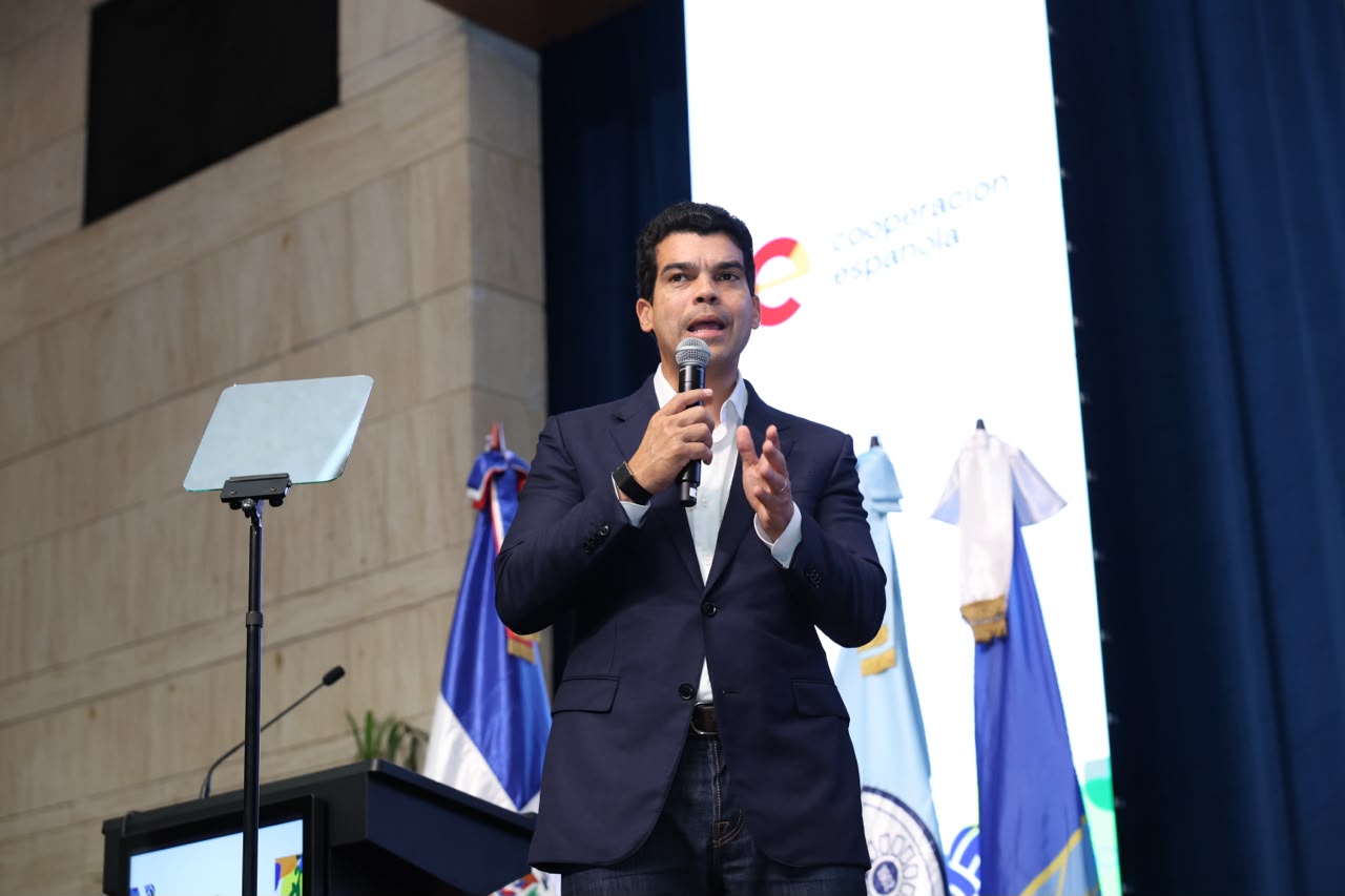 El director ejecutivo del INAPA, Wellington Arnaud, se dirige a los presentes durante su participación en el panel «Saneamiento rural para la vida: gestión inclusiva, sostenible y resilente», en el segundo día de LatinoSan2026
