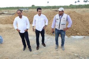 Wellington Arnaud, director ejecutivo del INAPA, acompañado del alcalde de la zona y el contratista de la obra, supervisan los trabajos del alcantarillado sanitario de Mao, provincia Valverde