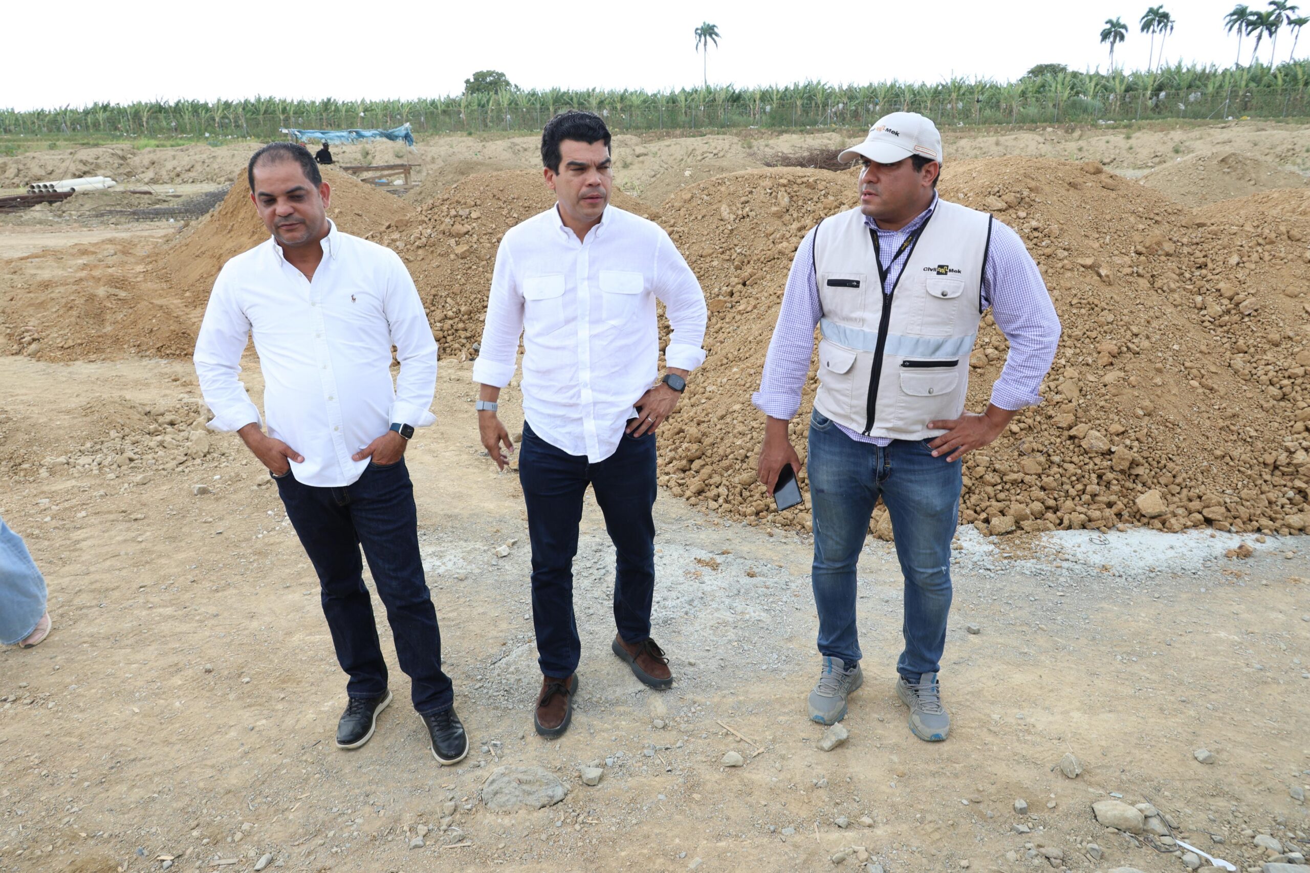 Wellington Arnaud, director ejecutivo del INAPA, acompañado del alcalde de la zona y el contratista de la obra, supervisan los trabajos del alcantarillado sanitario de Mao, provincia Valverde
