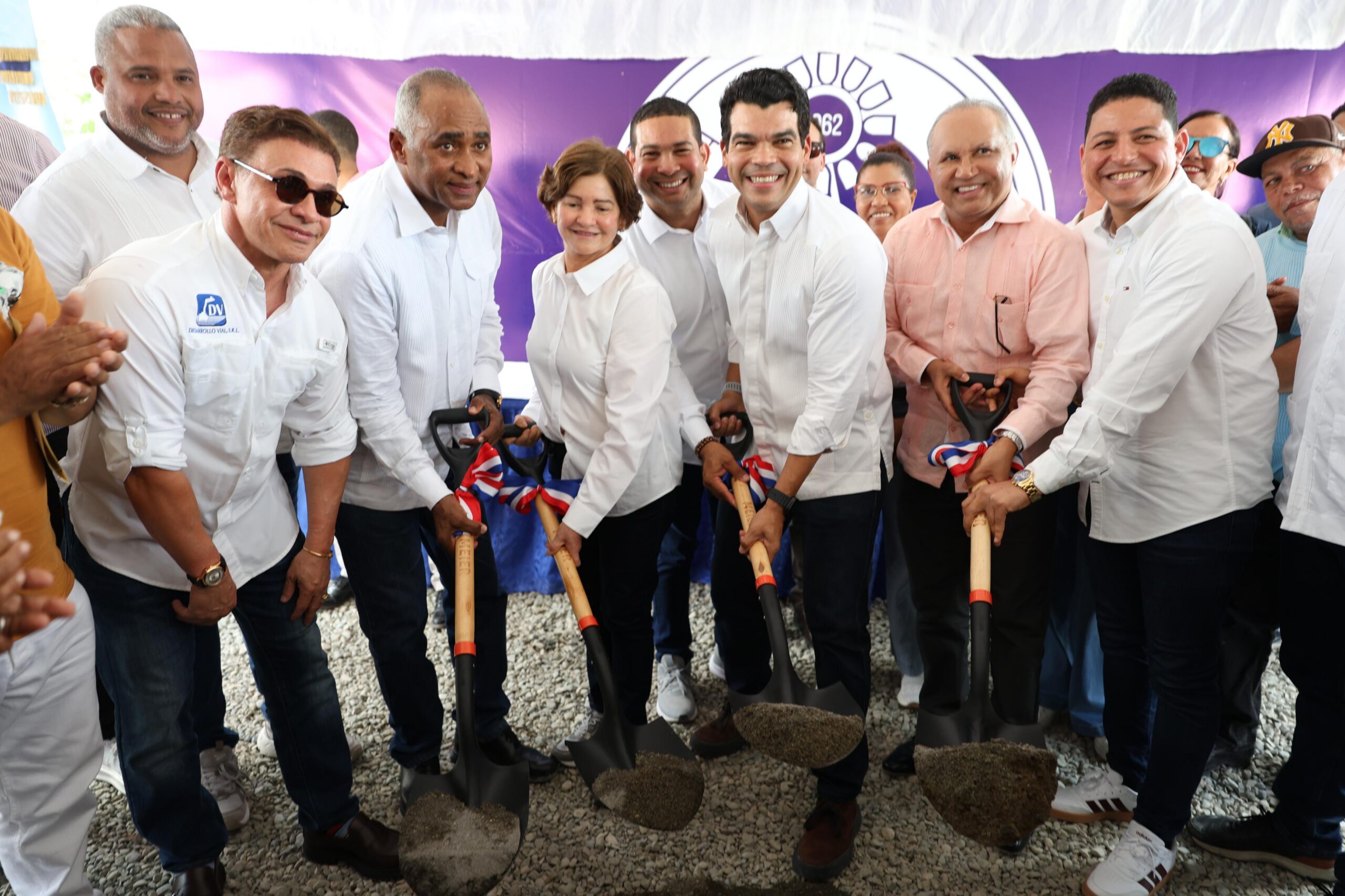 El director ejecutivo del INAPA), Wellington Arnaud, junto autoridades de la zona, da el primer palazo para la ampliación de las redes de distribución del acueducto múltiple de Baní, provincia Peravia.