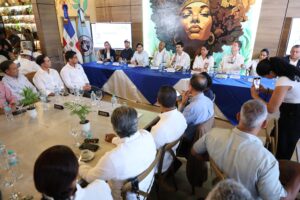 El director ejecutivo del Instituto Nacional de Aguas Potables y Alcantarillados (INAPA), Wellington Arnaud, mientras socializa con los presentes.