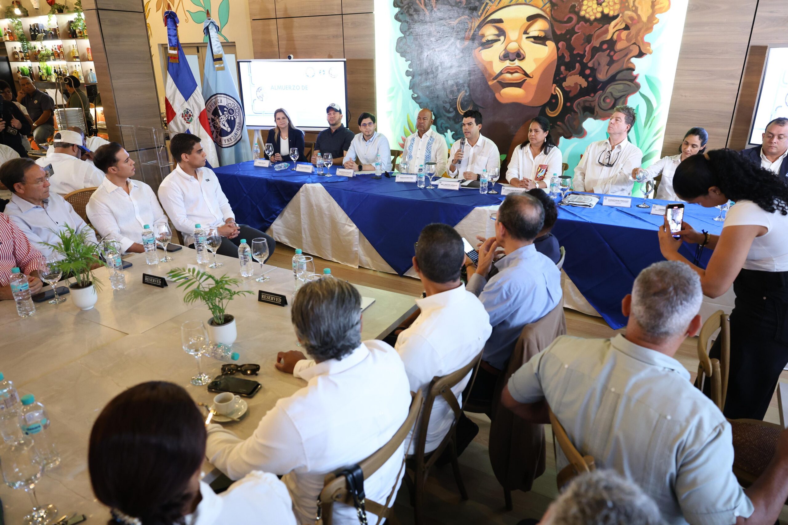 El director ejecutivo del Instituto Nacional de Aguas Potables y Alcantarillados (INAPA), Wellington Arnaud, mientras socializa con los presentes.