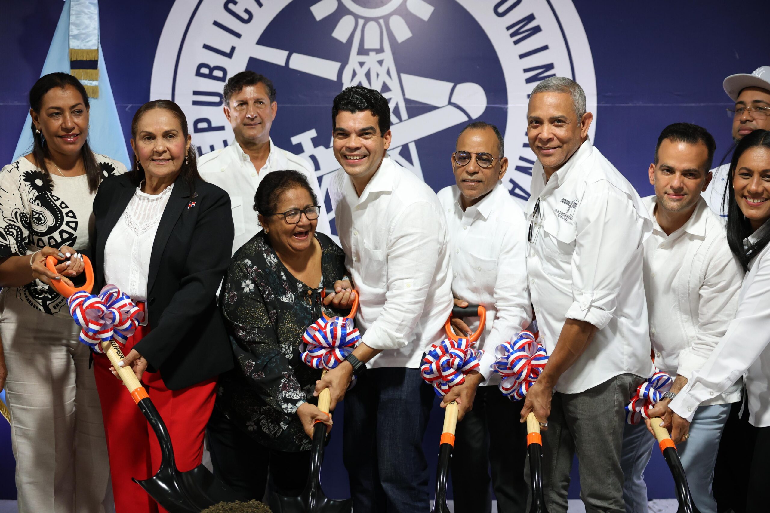 El director del INAPA, Wellington Arnaud, junto a autoridades de la zona, da el primer palazo para dejar iniciados los trabajos de ampliación del acueducto de San Francisco de Macorís