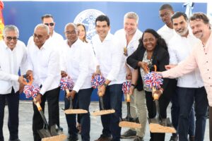 El director ejecutivo del Instituto Nacional de Aguas Potables y Alcantarillados (INAPA), Wellington Arnaud, junto autoridades de la zona, deja iniciados los trabajos de construcción del alcantarillado sanitario de Boca Chica