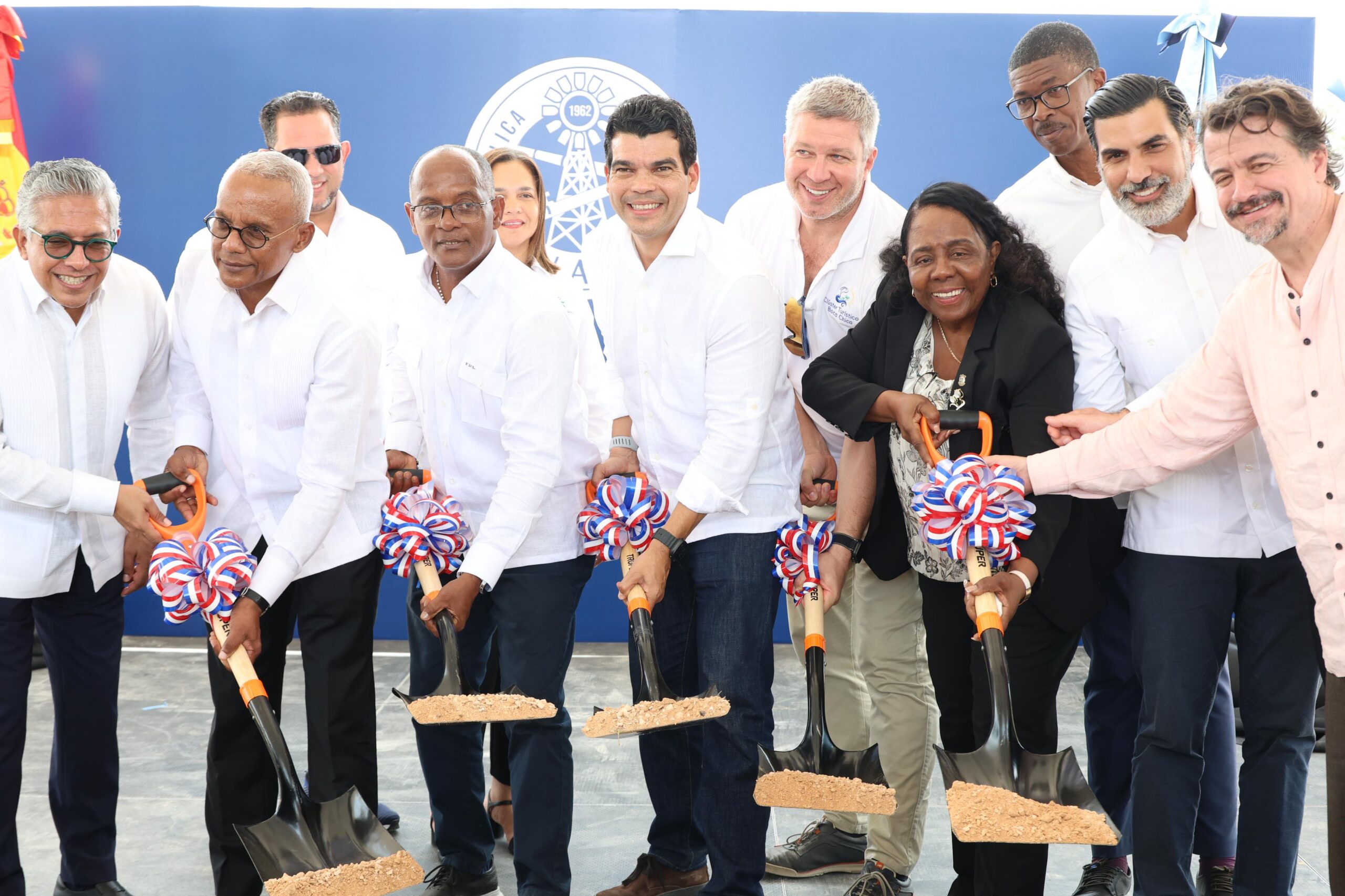 El director ejecutivo del Instituto Nacional de Aguas Potables y Alcantarillados (INAPA), Wellington Arnaud, junto autoridades de la zona, deja iniciados los trabajos de construcción del alcantarillado sanitario de Boca Chica