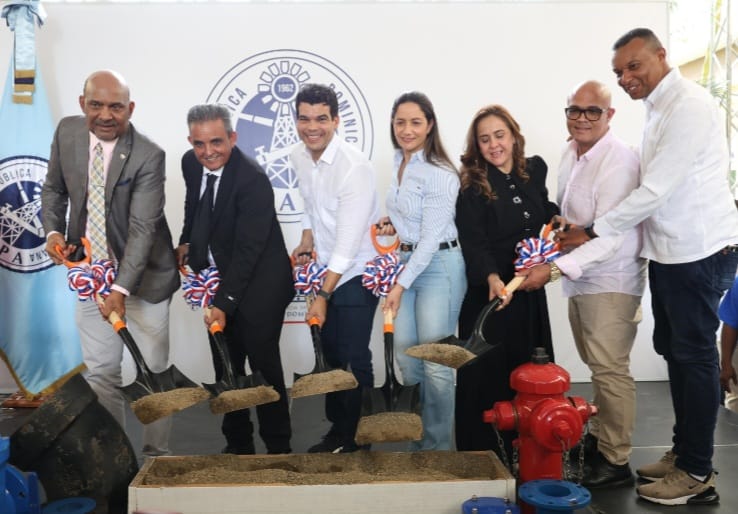 Wellington Arnaud, director ejecutivo del INAPA, da el primer palazo para la construcción del acueducto de Jicomé, provincia Valverde, le acompañan autoridades de la zona.